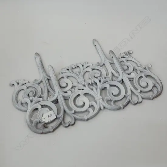 PR VICTORIAN WHITE PAINTED CAST IRON GARDEN EDGES W.425mm