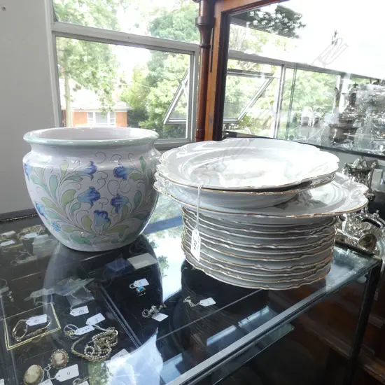 12 GERMAN PLATES + 2 PLATTERS & A JARDINIERE