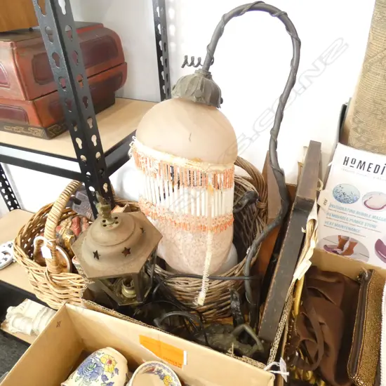 BOX LOT LAMPS AF + DECO LIGHTS ETC