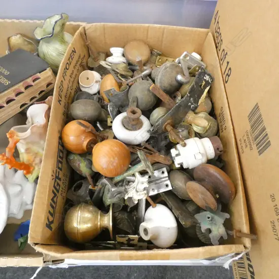 BOX LOT ASST. VINTAGE JOINERY; KNOBS, PULLS, HINGES ETC