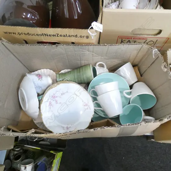 BOX ASST CHINA & POTTERY INCL. POOLE TWINTONE / HUTSCHENREUTHER / RA ETC