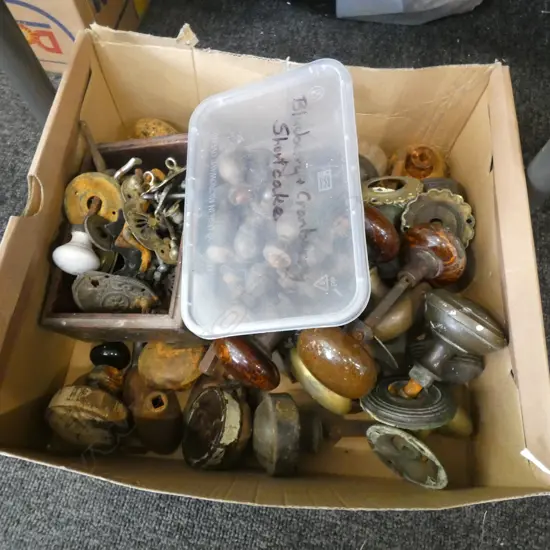 BOX LOT VINTAGE DOOR KNOBS ETC