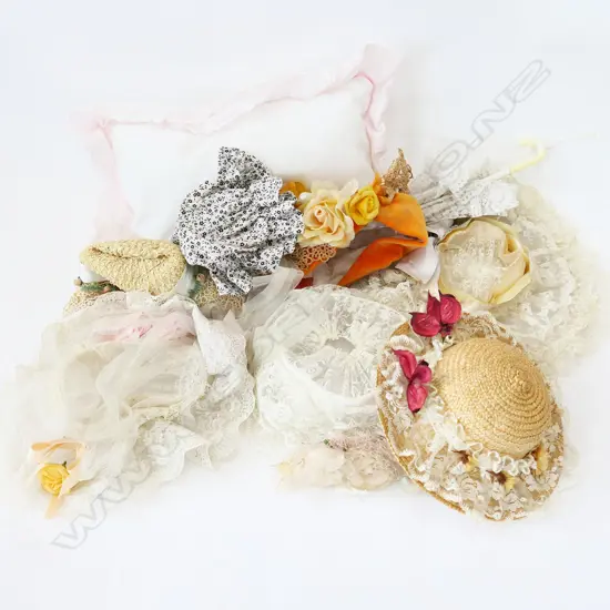 SM BOX 7 ASSORT. DOLLS HATS / PILLOW & 2 UMBRELLAS (1 X L. 255)