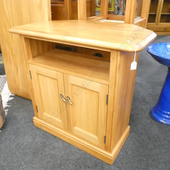 DAVIES FURNITURE SOLID RIMU TV UNIT...