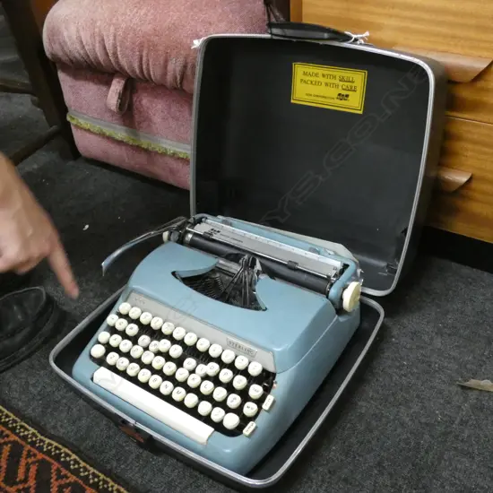 STERLING CORONA CASED TYPEWRITER 
