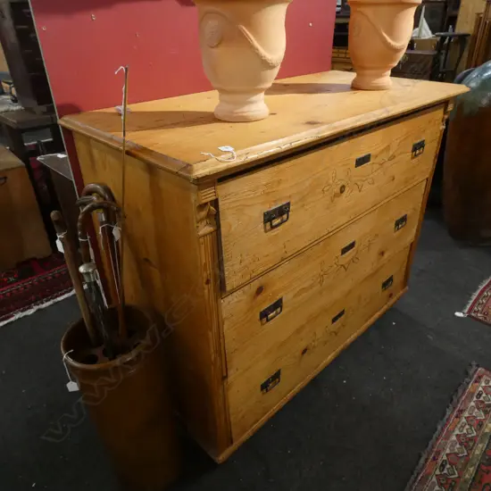 19THC COUNTRY PINE CHEST OF DRAWERS