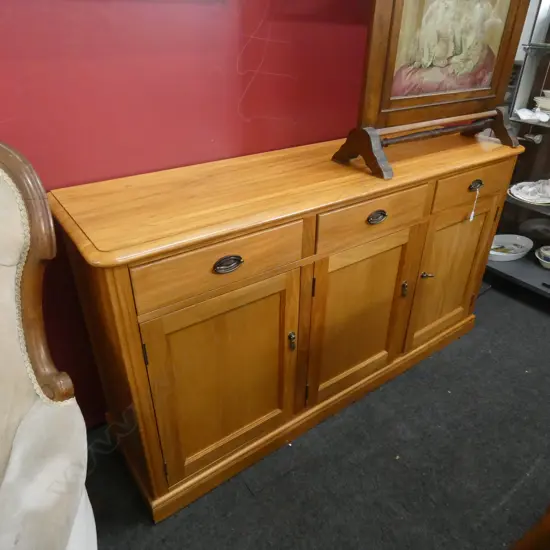 DAVIES FURNITURE 'HERITAGE RANGE' RIMU 3 DOOR BUFFET CABINET...