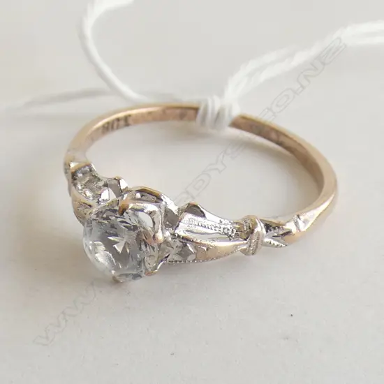 9ct gold CZ ring, 1.6gm