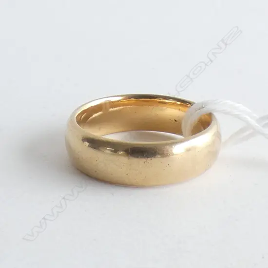 18CT WEDDER RING 8.8 GRAMS