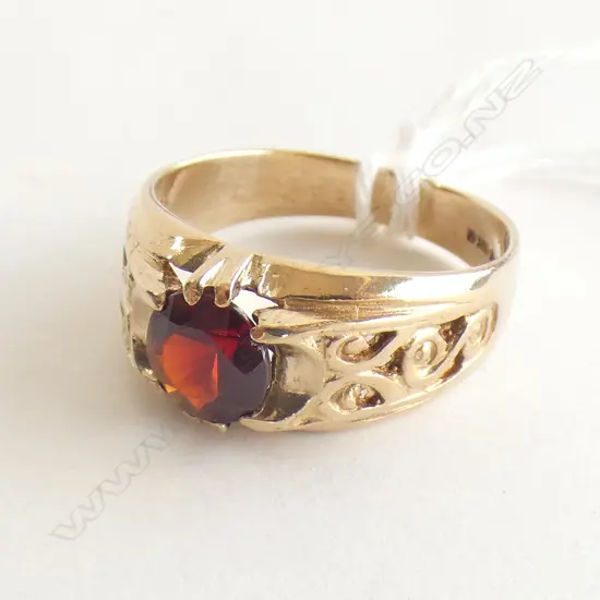 9ct yellow gold garnet set dress ring, 3.5gm