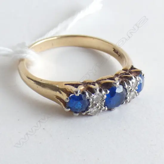 18CT GOLD & PLATNUM RING; SYNTHENTIC BLUE STONE & DIAMOND 3.8 GRAMS