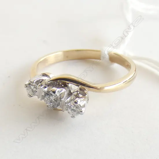 9ct gold 3 diamond ring