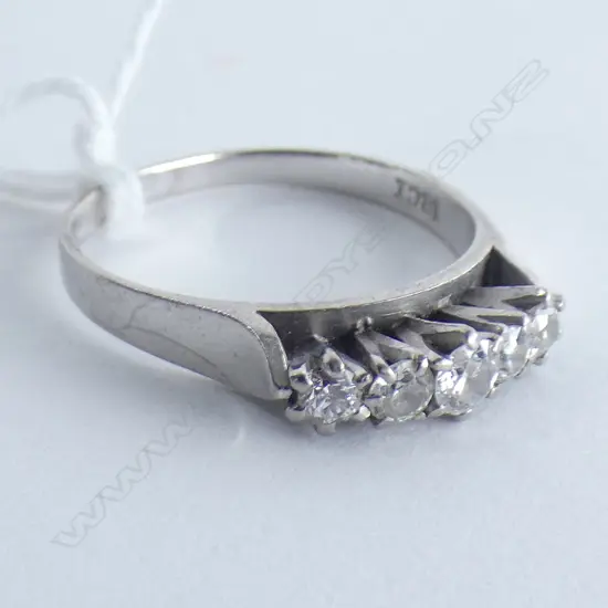 18CT 5 DIAMOND BRIDGE RING 3.5GMS