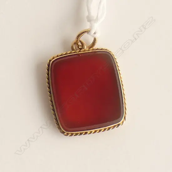 (20273) 15CT GOLD FRAMED CARNELIAN PANELLED PENDANT ROPE TWIST