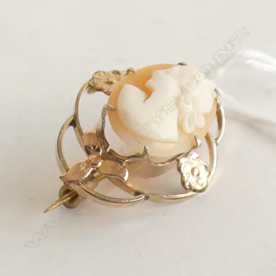 9ct gold cameo brooch