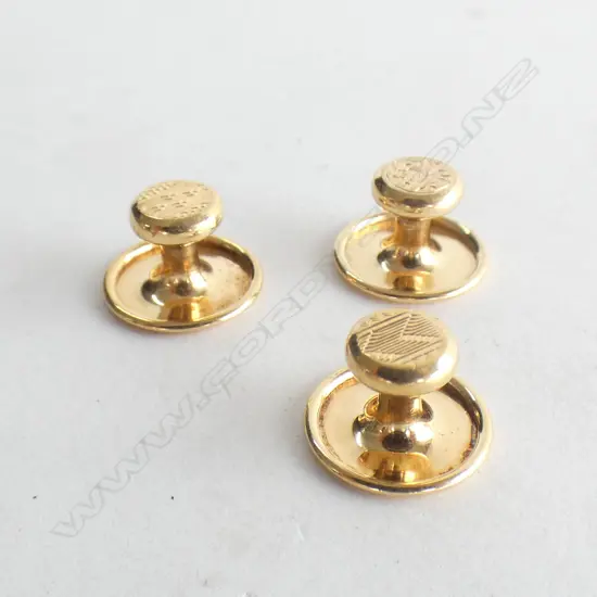 Three 18ct gold shirt studs, 2.2gm