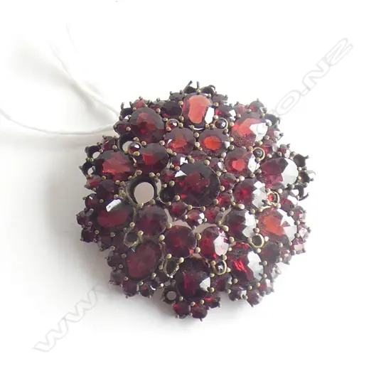 VINTAGE BOHEMIAN GARNET BROOCH (faulted)