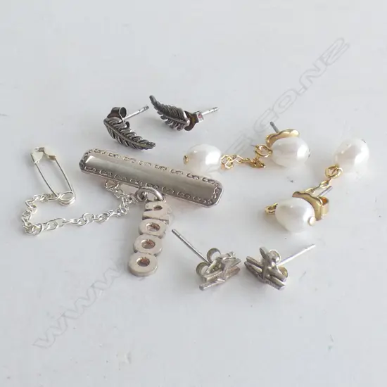 3 PRS EARRINGS INCL SILVER FERN, FAUX PEAR DROP + STG SILVER 2000 COLLECTOR BROOCH
