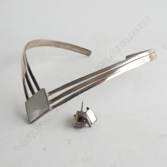 3 PC MOP & SILVER  NECKLACE & STUD EARRINGS SET WITH STG SILVER