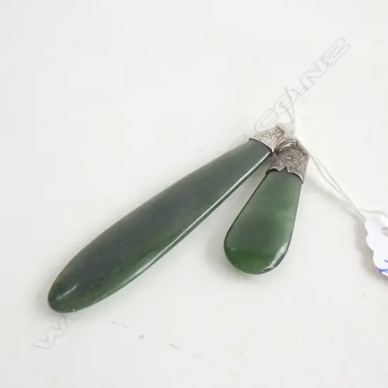 2 EARLY 20thC POUNAMU PENDANTS ENGRAVED SILVER MOUNTS L.80 & 45mm