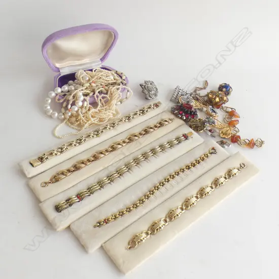 SM BOX ASST GOLD TONE BRACELETS / PEARLS & COSTUME JEWELLERY