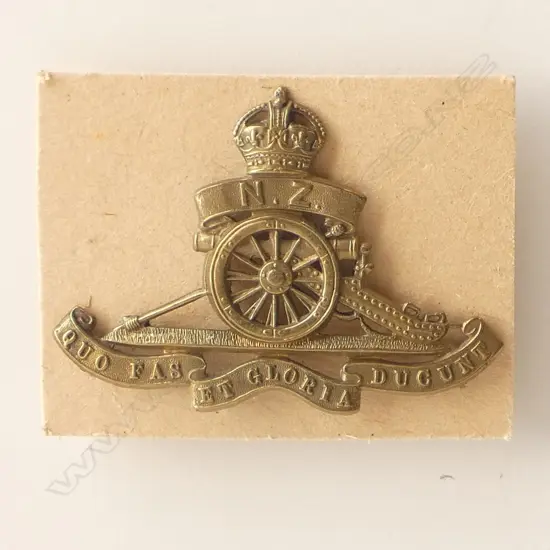 ROYAL NZ ARTILLERY CAP BADGE QC