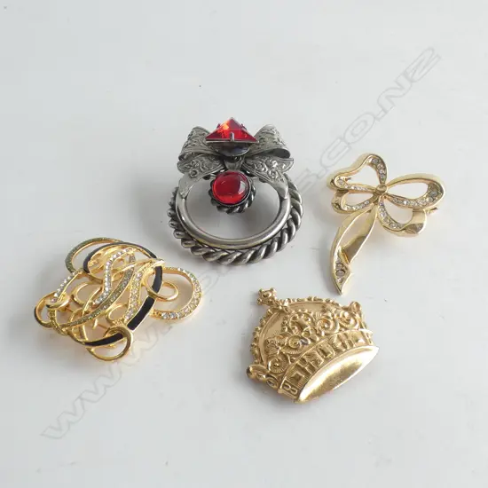 4 ASST COSTUME JEWELLERY BROOCHES INCL MONOGRAM & CROWN