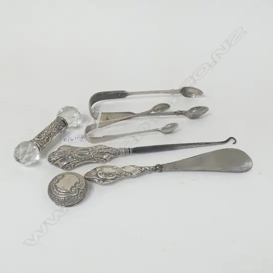 6 PCES HALLMARKED STG SILVER; SHOE HORN, BUTTON HOOK, KNIFE REST, 2 SUGAR TONGS + LID
