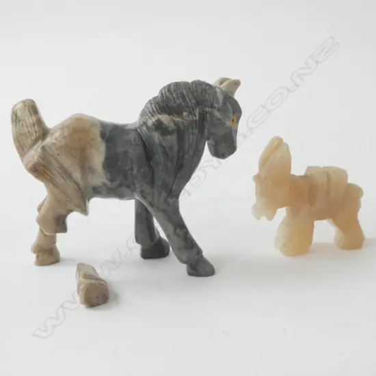 MINIATURE ONXY MARBLE DONKEY L 42MM + BOTSWANA ACHAT HORSE FIGURE (A/F) L 80MM)