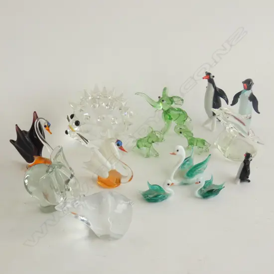SM TRAY ASST GLASS ANIMALS INCL SWAROVSKI CRYSTAL HEDGEHOG (A/F) & COLOURED GLASS PENGUINS, ELEPHANTS & SWANS 