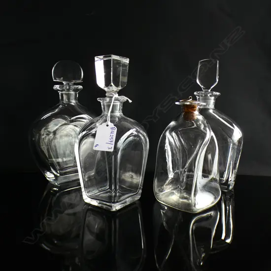 4 PCES ART GLASS BOTTLES; PR ORREFORS DECANTERS H.215mm, KOSTA BODA & HOGLUND (2 STOPPERS w. CHIPS)