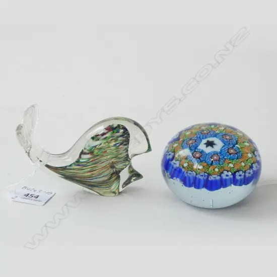 MILLEFIORE GLASS PAPERWEIGHT (DIA 80MM) + GLASS FISH (L 105MM)