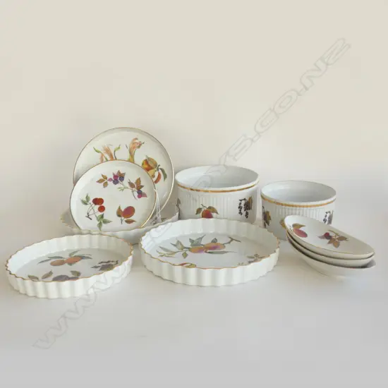 10 ROYAL WORCESTER 'EVESHAM' DISHES; 3 LG FLAN DISHES; 2 SHALLOW PIE, 2 SOUFFLE & 3 SM OVAL
