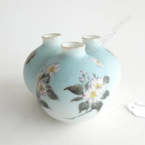 JAPANESE VASE HANDPAINTED & SIGNED AF 2 CHIPS TO RIM H. 65mm