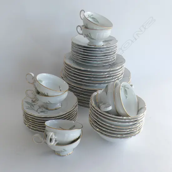 46 PCE HUTSCHENREUTHER 'MAYFLOWER' PART DINNER SERVICE; 8 DINNER PLATES 260mm, 8 C/S ETC