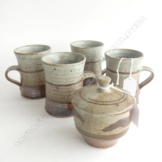 PETER STICHBURY 4 MUGS + MATCHING LIDDED SUGAR BOWLEX. FAMILY COLLECTION