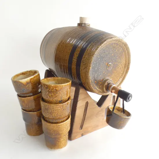 STUDIO POTTERY BARREL KEG ON WOODEN STAND + 6 GLASSES (H.75mm)