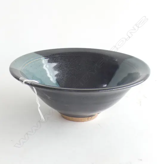 PETER STICHBURY BOWL CHUN GLAZE ON BLACK Dia.180mm