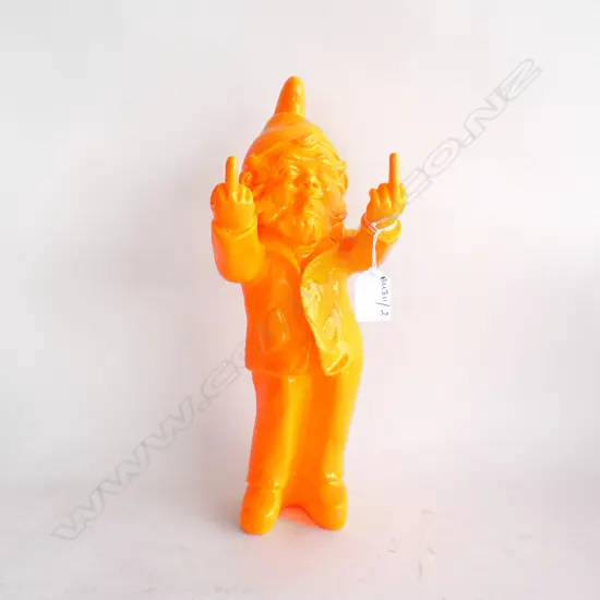 ORANGE RESIN GNOME GIVING THE FINGERS H.330mm