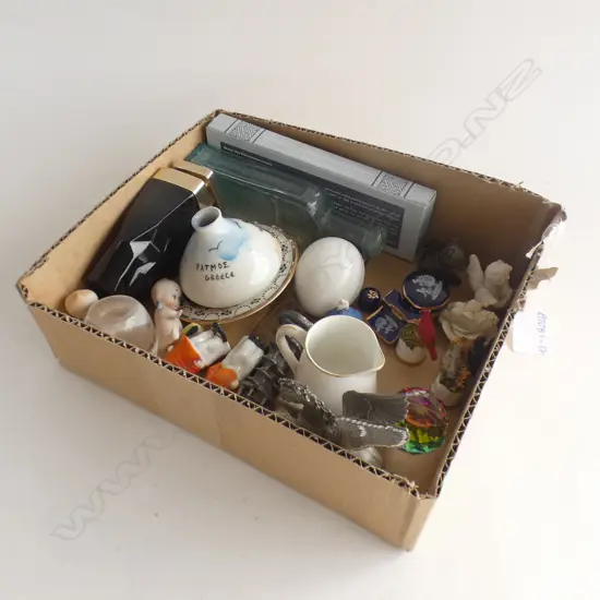 SM TRAY COLLECTABLES INCL BIRD THIMBLES, ATWELL S&P SHAKERS, BRASS DOG, MINIATURE LIMOGES ETC..