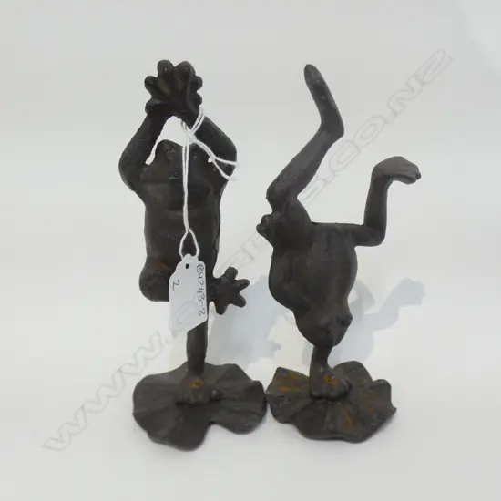 2 CAST IRON YOGA FROGS  H 170MM