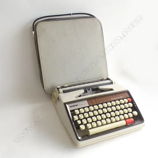 CASED RETRO TYPEWRITER