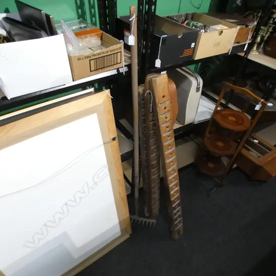 GARDEN HOE + 3 WOODEN PLANKS w. NOTCHES L.1100mm