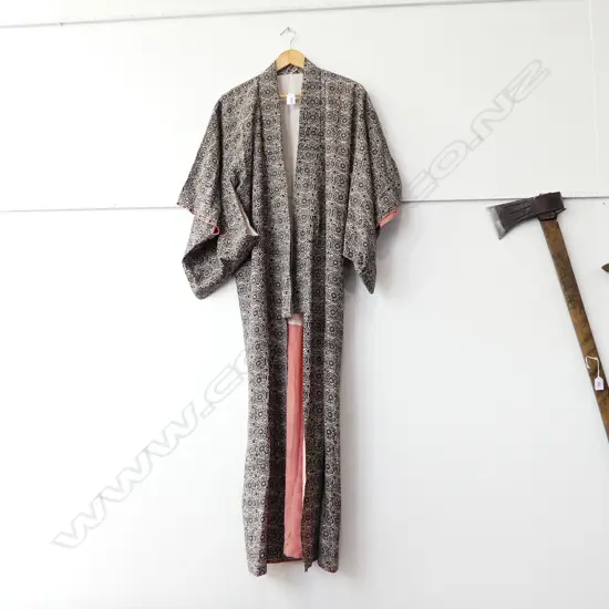 VINTAGE FULL LENGTH JAPANESE SILK KIMONO -BLACK/WHITE/PEACH -CREAM LINING