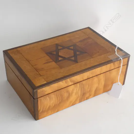 WOODEN BOX w. STAR DESIGN 245x160x85mm