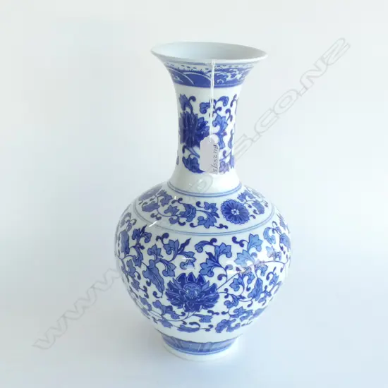 CHINESE B/W VASE H.335mm