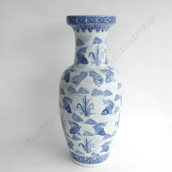 LARGE B&W ORIENTAL VASE H. 610mm