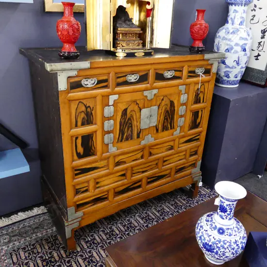 LARGE VINTAGE ORIENTAL CHEST ON STAND 1070x490x1055mm