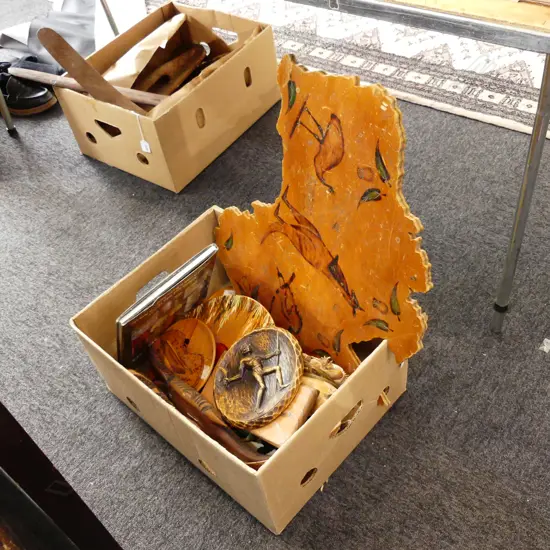 BOX ASST WOODEN MAP OF AUST. SHELL LAMP, WOODEN AUSTRALIANA DISHES ETC..