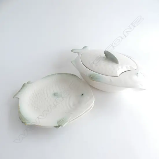3 PCS SHORTER & SON FISH DISHES; 2 PLATES & ONE LIDDED DISH (GREEN & CREAM)